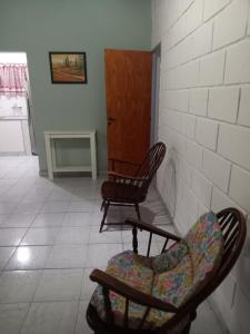 Zimmer mit zwei Stühlen und einer Tür in der Unterkunft Don José in Villa Mercedes