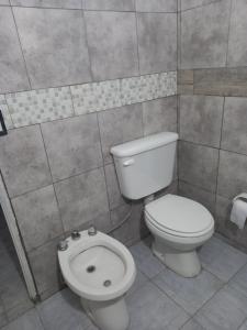 ein Bad mit einem WC und einem Bidet in der Unterkunft Don José in Villa Mercedes