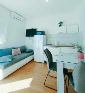 cocina con sofá y mesa en una habitación en Apartments Jagoda, en Split