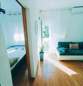 Habitación con cama, sofá y ventana en Apartments Jagoda, en Split