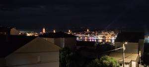 Nespecifikovaný výhled na destinaci Rab nebo výhled na město při pohledu z apartmánu