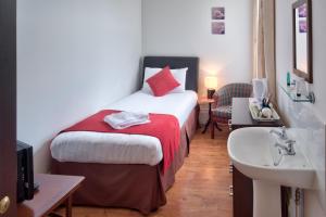 Habitación de hotel con cama y lavabo en Lyndhurst House, en Sandown