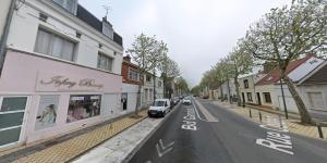 una calle de la ciudad con coches estacionados al costado de la carretera en Blooming Suites en Calais
