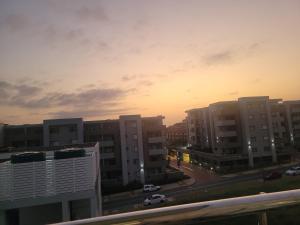 vista para uma cidade ao pôr-do-sol com edifícios em Two Bedroom Apartment em Durban