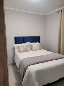Giường trong phòng chung tại Two Bedroom Apartment
