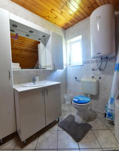 Ένα μπάνιο στο Apartments Marija +41 φωτογραφίες