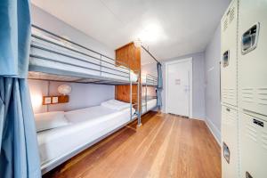 Poschodová posteľ alebo postele v izbe v ubytovaní Samesun Vancouver