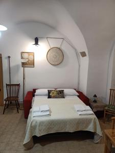 una camera con un letto e due sedie di La casina di Alicia a Montenero di Bisaccia