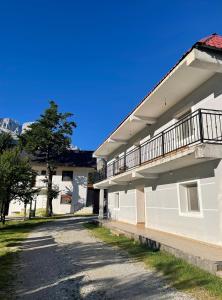 un edificio con balcone sul lato di Lazer Cardaku guest house a Valbona