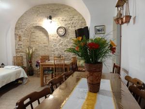 una sala da pranzo con tavolo e fiori di La casina di Alicia a Montenero di Bisaccia
