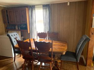 jadalnia z drewnianym stołem i krzesłami w obiekcie WandaBrooks Place w mieście Pine Bluff