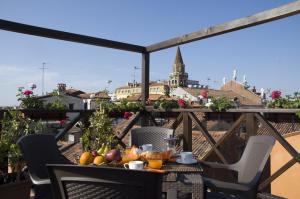 una mesa con fruta en la parte superior de un balcón en Le Vele di Venezia, en Venecia