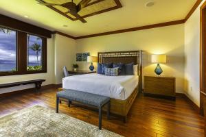 una camera con letto, panca e finestre di Wailea Beach Villa B202 condo a Wailea