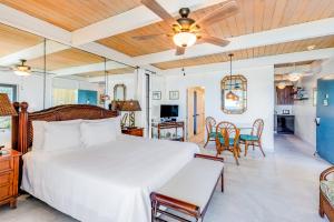 1 dormitorio con 1 cama y sala de estar en Kona Bali Kai #368 en Kailua-Kona