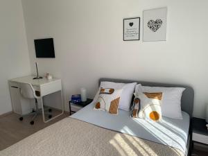 1 dormitorio con 1 cama, escritorio y ordenador en Apartment Jukich, en Sveti Filip i Jakov