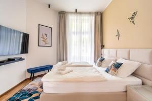 een slaapkamer met 2 bedden en een raam bij Luxury Residence Kmochova in Praag