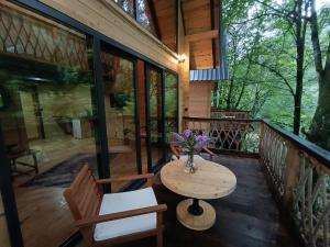 a porch of a cabin with a table and chairs at SAMUR DAĞ EVLERİ in Rize