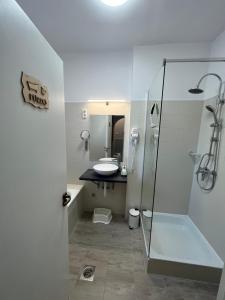 uma casa de banho com um chuveiro, um lavatório e um WC. em Aventurin House *** em Révfülöp