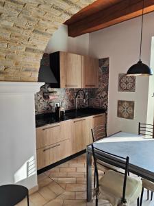 uma cozinha com uma mesa e uma sala de jantar em Dolci Soggiorni em Loreto