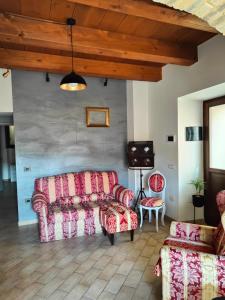 a living room with two couches and a table at Dolci Soggiorni in Loreto