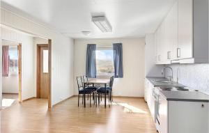 cocina y comedor con mesa y sillas en Beautiful Apartment In Egersund With Kitchen, en Egersund