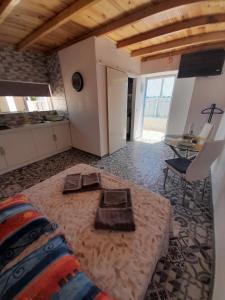 Una habitación con una cama y una mesa dentro. en Estudio Dominicana in Albufeira Gale with garden and parking place, en Albufeira