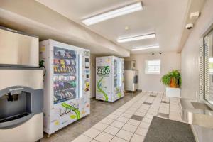 Zimmer mit 2 Kühlschränken und einem TV in der Unterkunft Motel 6-Austin, TX - North in Austin