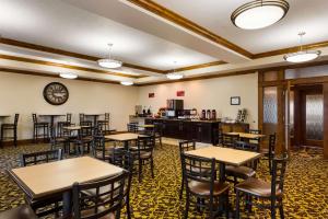 un ristorante con tavoli, sedie e bancone di Best Western Plus Landmark Hotel a Ballard