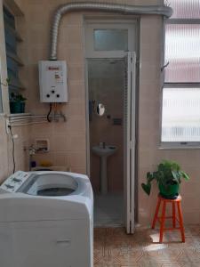 La salle de bains est pourvue d'une douche, de toilettes et d'un lavabo. dans l'établissement Apt. em Ipanema entre a praia e a Lagoa, à Rio de Janeiro