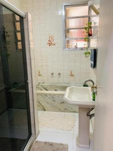 La salle de bains est pourvue d'un lavabo et d'une douche. dans l'établissement Apt. em Ipanema entre a praia e a Lagoa, à Rio de Janeiro