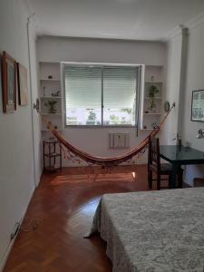 - une chambre avec un hamac au milieu d'une pièce dans l'établissement Apt. em Ipanema entre a praia e a Lagoa, à Rio de Janeiro