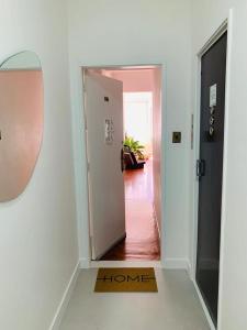 un couloir avec une porte munie d'un panneau d'identification à l'étage dans l'établissement Apt. em Ipanema entre a praia e a Lagoa, à Rio de Janeiro