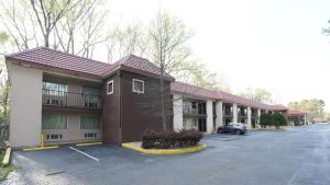 a building with a car parked in a parking lot at Motel 6 Atlanta GA Atlanta Airport East in Atlanta