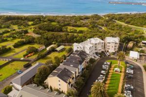una vista aerea di un resort con parcheggio di THE BAY - luxury accommodation by the sea a Warrnambool