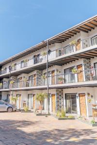 ein Apartmenthaus mit einem davor geparkt in der Unterkunft Hotel Posada El Rey Sol in Ensenada