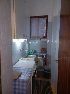 una cucina con un lavello e un piano di lavoro di Lake Maggiore 2 Minutes Apartment a Dormelletto
