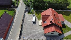 una vista aérea de una casa con techo rojo en Przytulisko Leszczewek, en Leszczewek