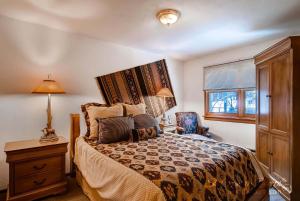 1 dormitorio con 1 cama, 1 silla y 1 ventana en Ultimate Group Getaway, Spacious Multi-Level Retreat Close to Downtown SSET13, en Breckenridge