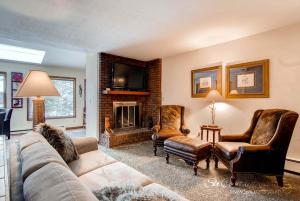 sala de estar con sofá y chimenea en Ultimate Group Getaway, Spacious Multi-Level Retreat Close to Downtown SSET13, en Breckenridge