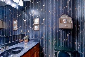 baño con lavabo y pared azul en Ultimate Group Getaway, Spacious Multi-Level Retreat Close to Downtown SSET13, en Breckenridge