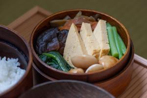Goshogawaraこもる五所川原的一碗有肉、蔬菜和米饭的食物 更多37张照片