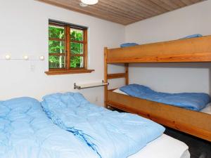Un pat suprapus sau paturi suprapuse la Four-Bedroom Holiday home in Roslev 2