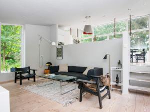 sala de estar con sofá y mesa en 8 person holiday home in Ebeltoft en Ebeltoft