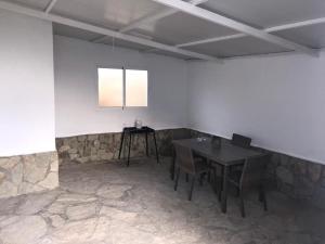 une chambre avec une table, des chaises et une fenêtre dans l'établissement Casita del Mar a pie de playa, à Tarifa