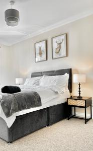 Voodi või voodid majutusasutuse Riverview Apartment 2 bed, 2 bath, Free Parking / WiFi toas