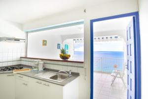 Una cocina o kitchenette en Résidence La Clément