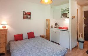 a small bedroom with a bed and a kitchen at 1 Bedroom Lovely Apartment In Allos in La Foux