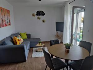 ein Wohnzimmer mit einem blauen Sofa und einem Tisch in der Unterkunft Apartment Ivante in Kaštela
