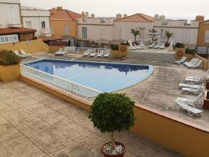 una gran piscina en la azotea de un hotel en Apartamento El Carmen 3 Lara, en Santa Cruz de Tenerife