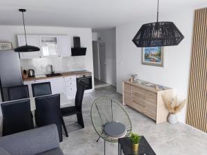 eine Küche und ein Wohnzimmer mit einem Tisch und Stühlen in der Unterkunft Apartment Ivante in Kaštela